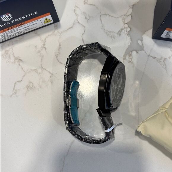 Montres prestige Black Stainless Steel Watch with Textured Dial - Picture 4 of 6